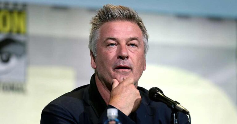 Accusé d'homicide involontaire dans une fusillade mortelle, Alec Baldwin risque jusqu'à 5 ans de prison