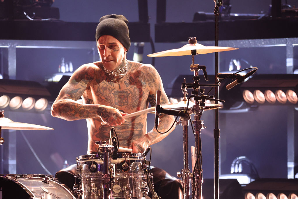 Après une hospitalisation pour pancréatite, Travis Barker retourne au studio