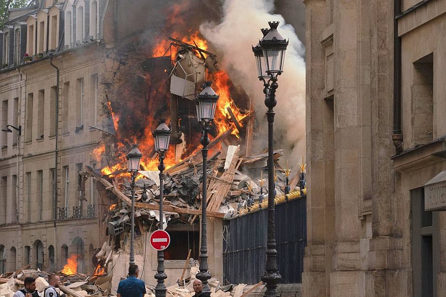 Deux immeubles prennent feu et s’écroulent à Paris