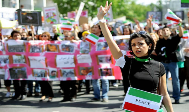 En soutien aux Iraniennes, des vedettes françaises se coupent les cheveux