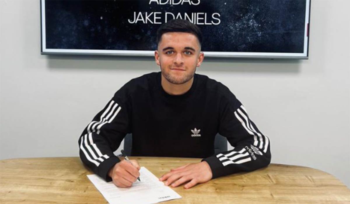 Jake Daniels, le premier footballeur professionnel anglais à révéler son homosexualité