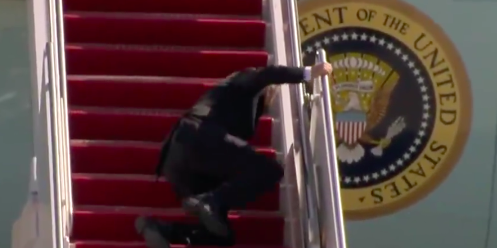 Joe Biden trébuche dans les escaliers d’Air Force One pour la quatrième fois pendant sa présidence