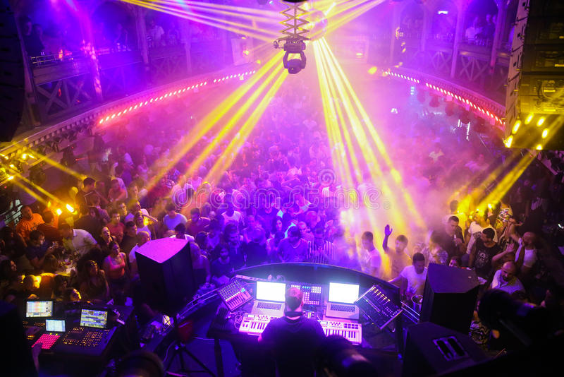 Les lieux festifs, clubs et boîtes de nuit toujours fermés