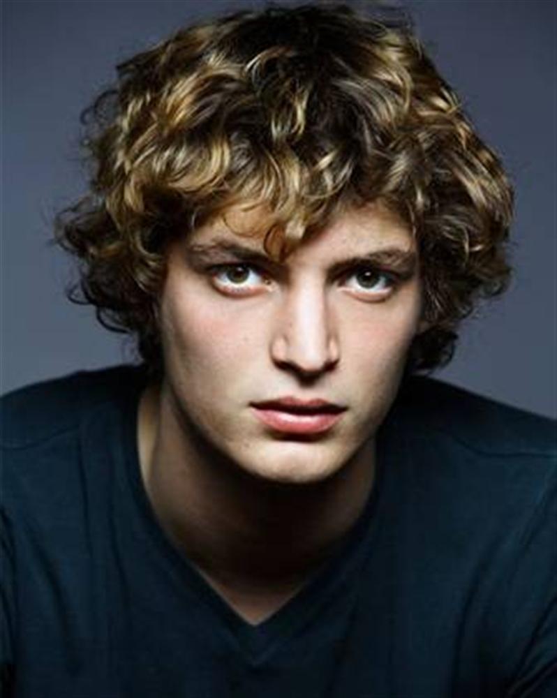 Niels Schneider succède à Gaspard Ulliel dans la série "Tikkoun"