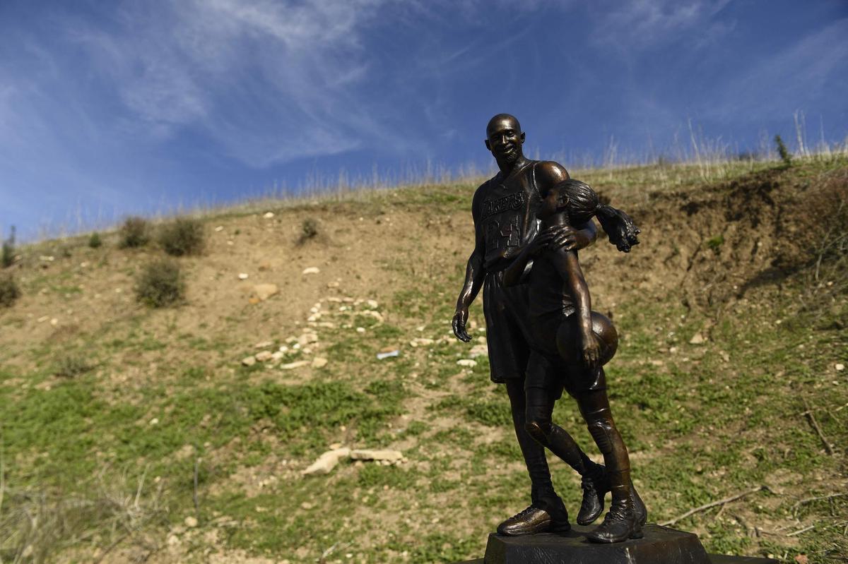 Une statue en bronze de Kobe Bryant et de sa fille Gianna trône sur les lieux de leur accident