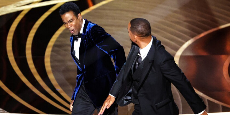 Will Smith gifle Chris Rock sur scène à la Cérémonie des Oscars 2022